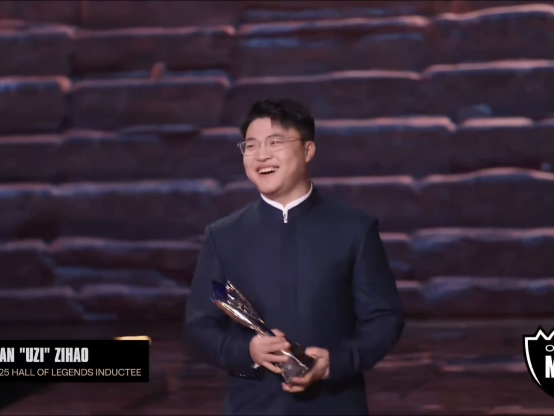 海星体育-Uzi回归赛场，比分优势明显首场状态亮眼，热火观众沸腾！的简单介绍